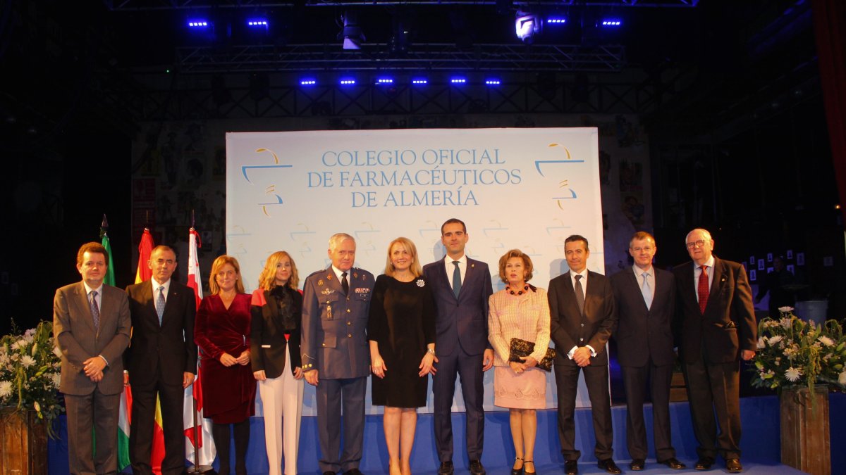 Amplia representación institucional y colegial en el acto del Colegio de Farmacéuticos de Almería.