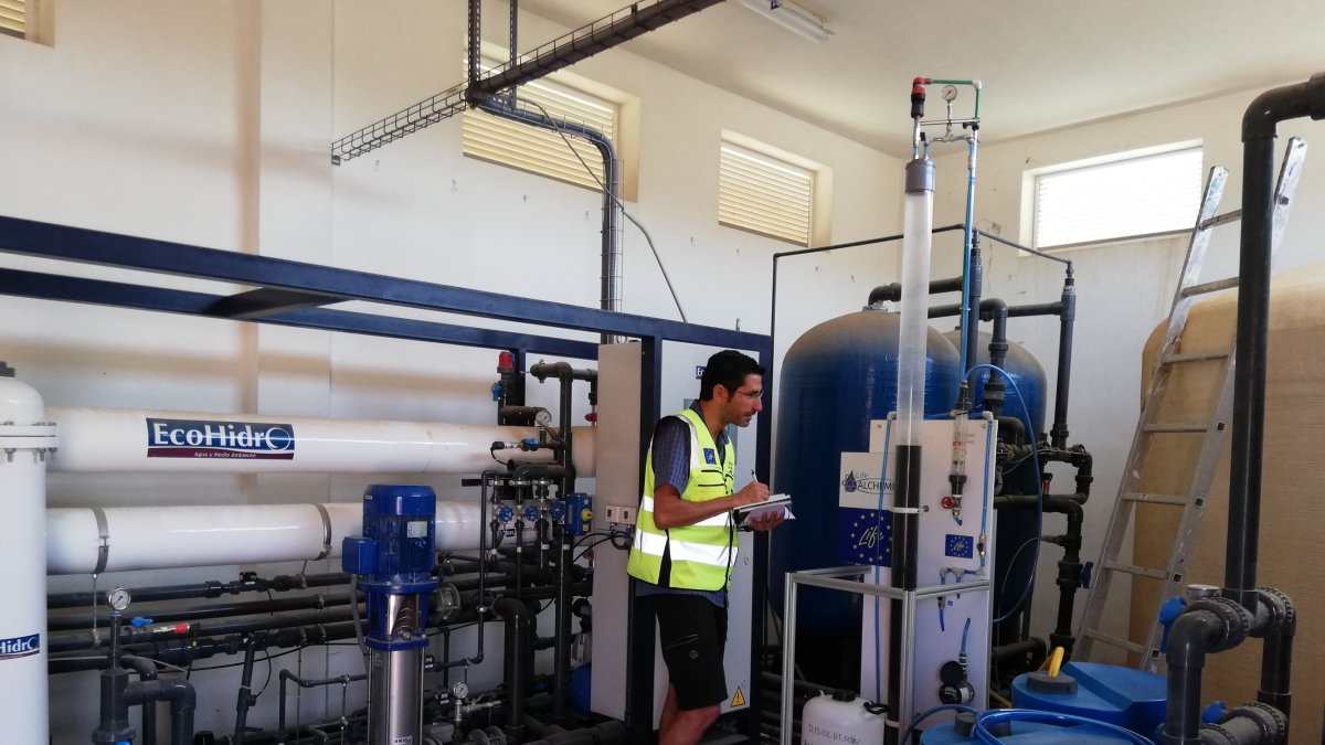 Trabajo de campo durante el pasado julio, en la potabilizadora de Benizalón.