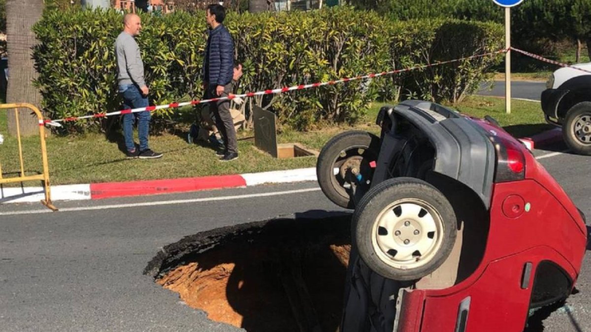 Un socavón se ha tragado al coche. (Foto cedida a la SER por Canal Costa TV)