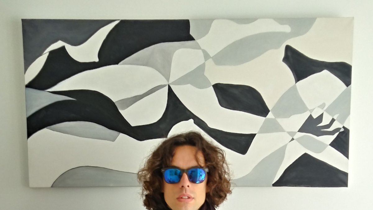 El músico Carlos Arróniz es guitarrista y voz en Wi Bouz.