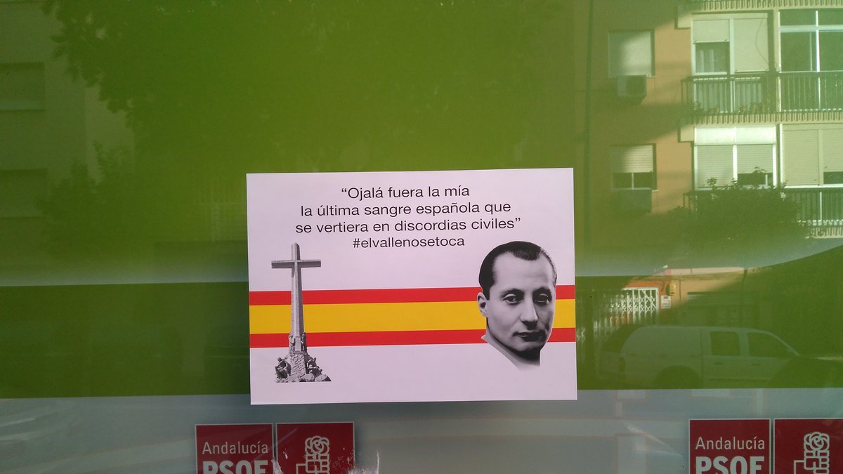 La sede provincial del PSOE en Almería amanecía hoy con pegatinas falangistas.