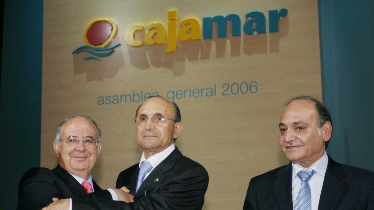 Juan del Águila con los dos presidentes que le sucedieron, Antonio Pérez Lao y Juan de la Cruz Cárdenas.