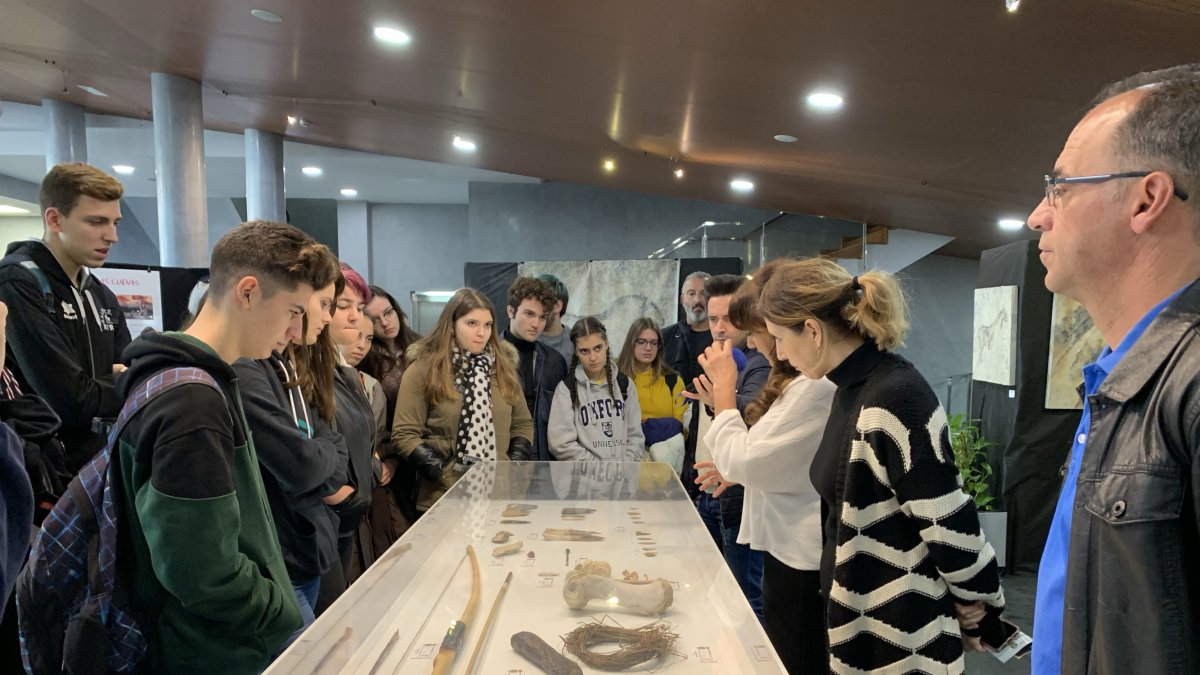 La autora de la exposición, Maximina Espeso, explica a alumnos del IES Santo Domingo los detalles de la muestra.