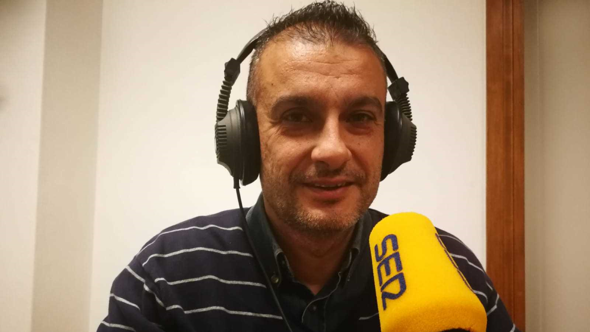 Isra Polo en los estudios de la Cadena SER.