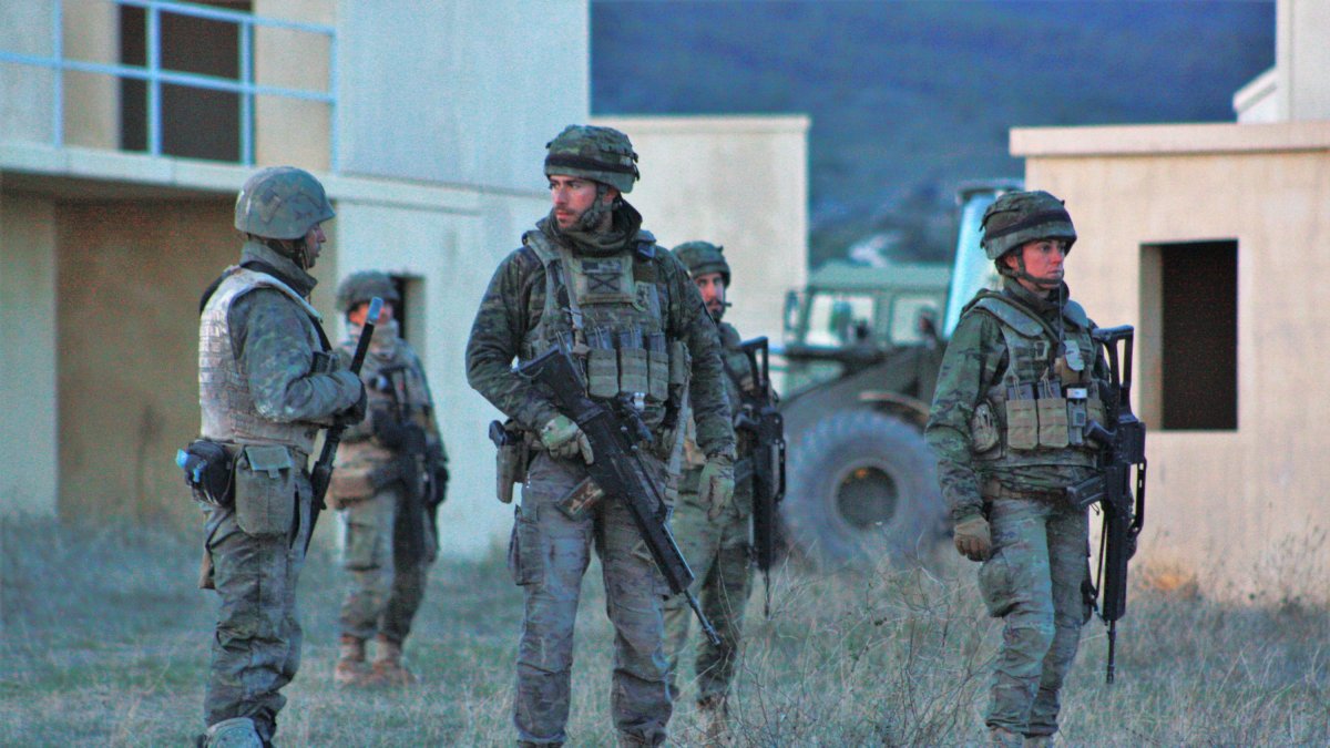 Componentes de la VII Bandera desplegados ante unos disturbios.