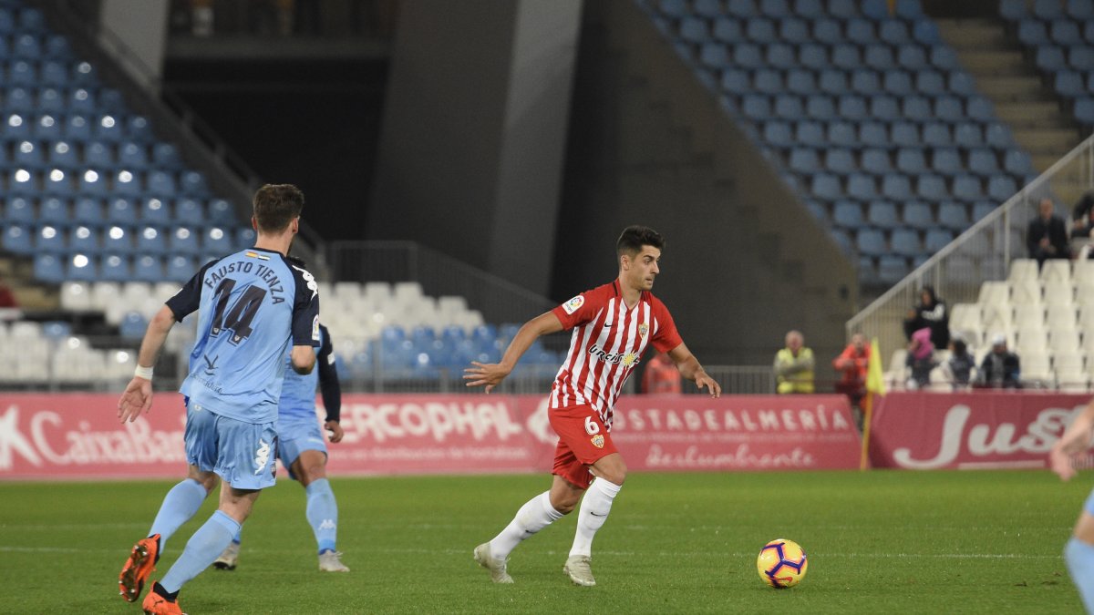 De la hoz en una jugada ante el Extremadura.