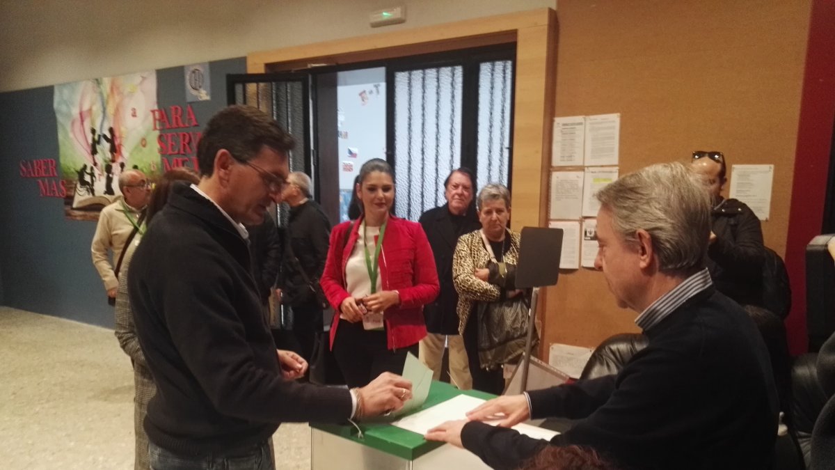 José Luis Sánchez Teruel, del PSOE, votando esta mañana.