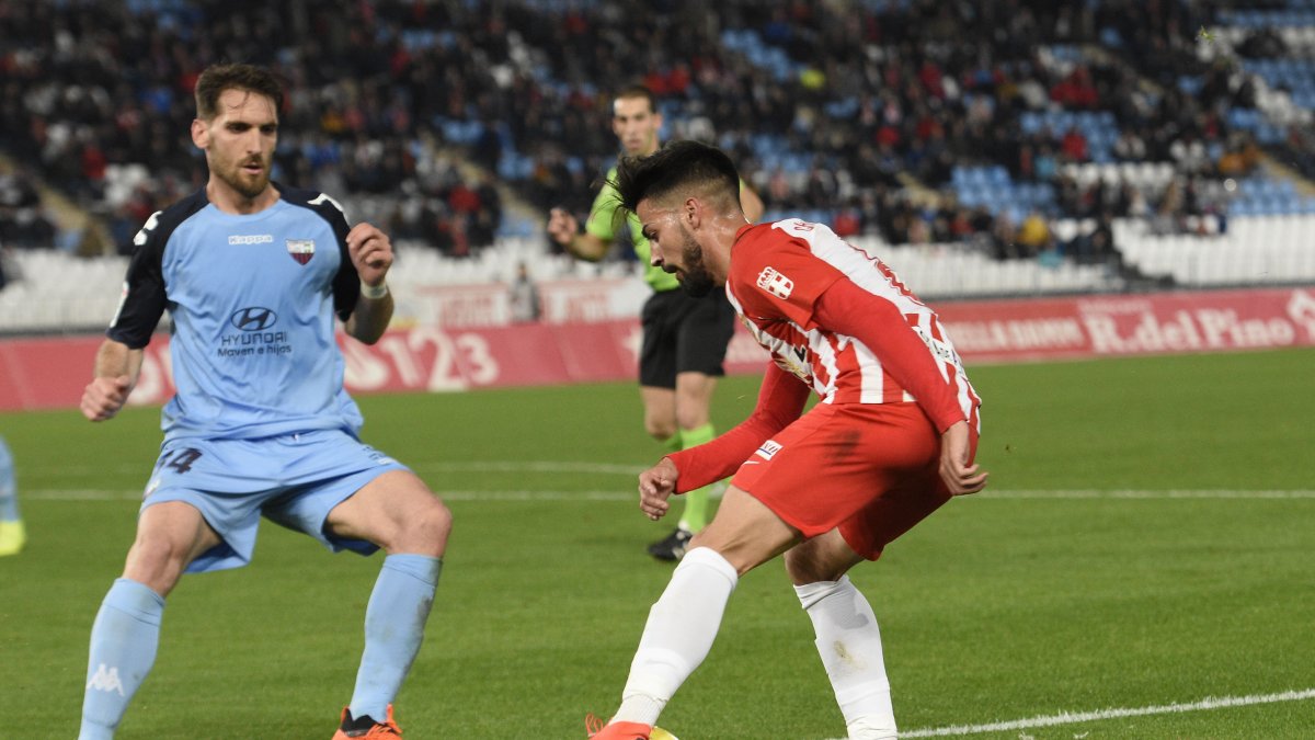 Chema en una jugada del partido ante el Extremadura.