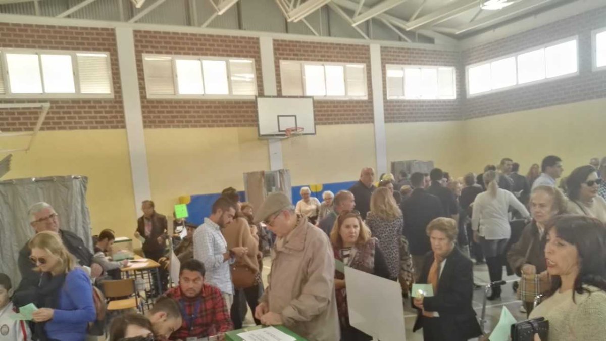 Votantes en el IES Nicolás Salmerón.