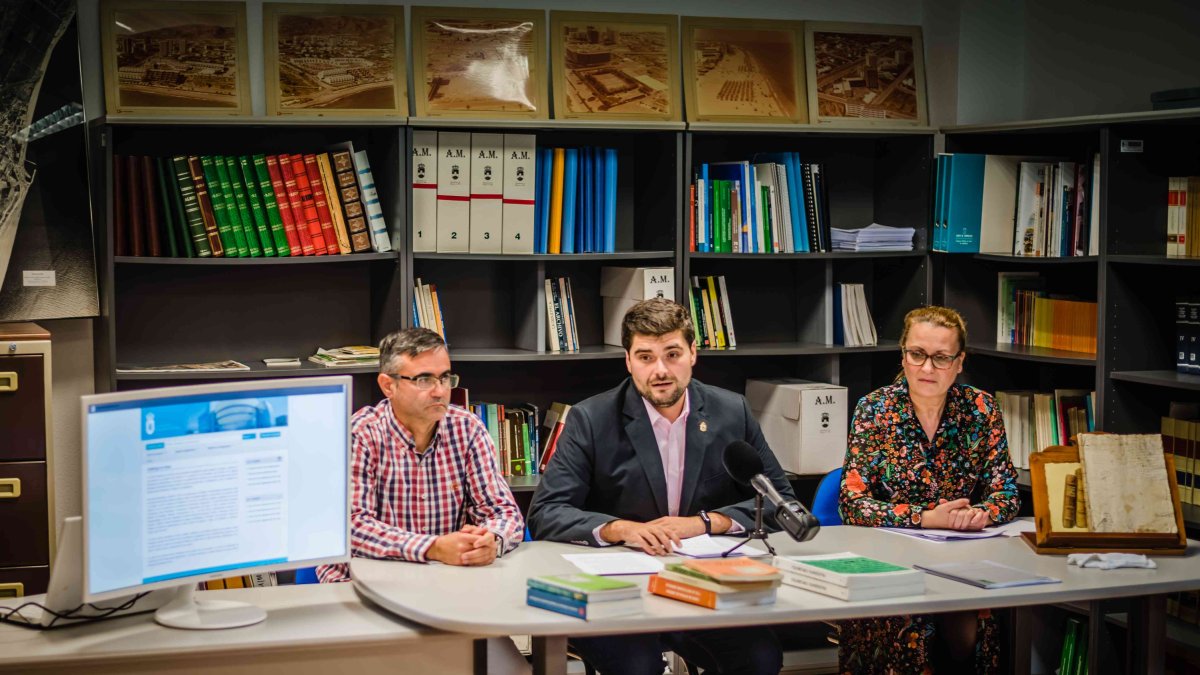 Presentación de la digitalización del Archivo por el concejal de Nuevas Tecnologías.