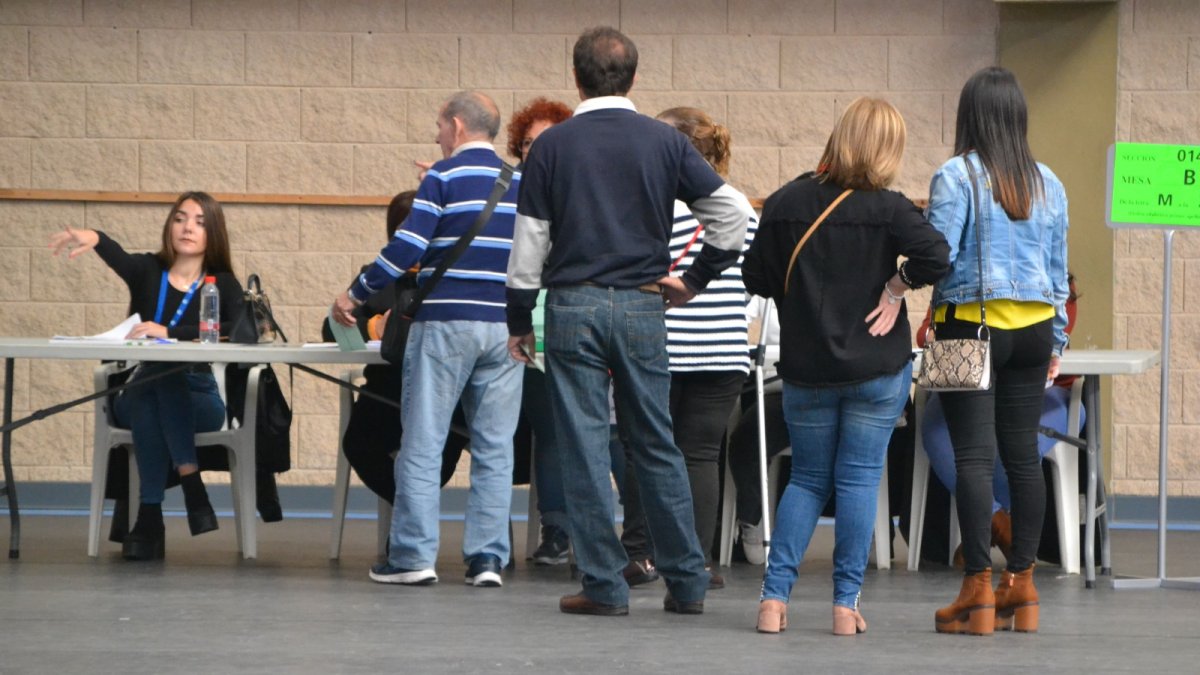 Votantes en un pabellón de Roquetas de Mar.
