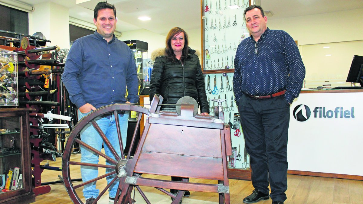 Los hermanos Navarro: Oscar, Maite y Francisco, propietarios de la tienda Filofiel, en la calle de Pablo Iglesias.