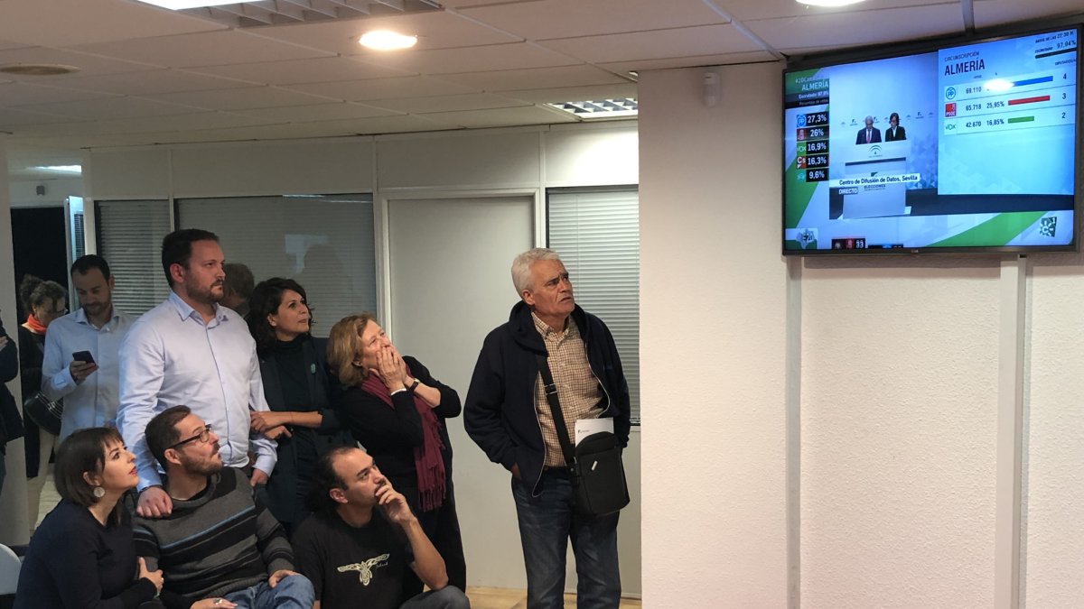 Los candidatos escuchan con gesto serio el escrutinio de los datos de Almería.