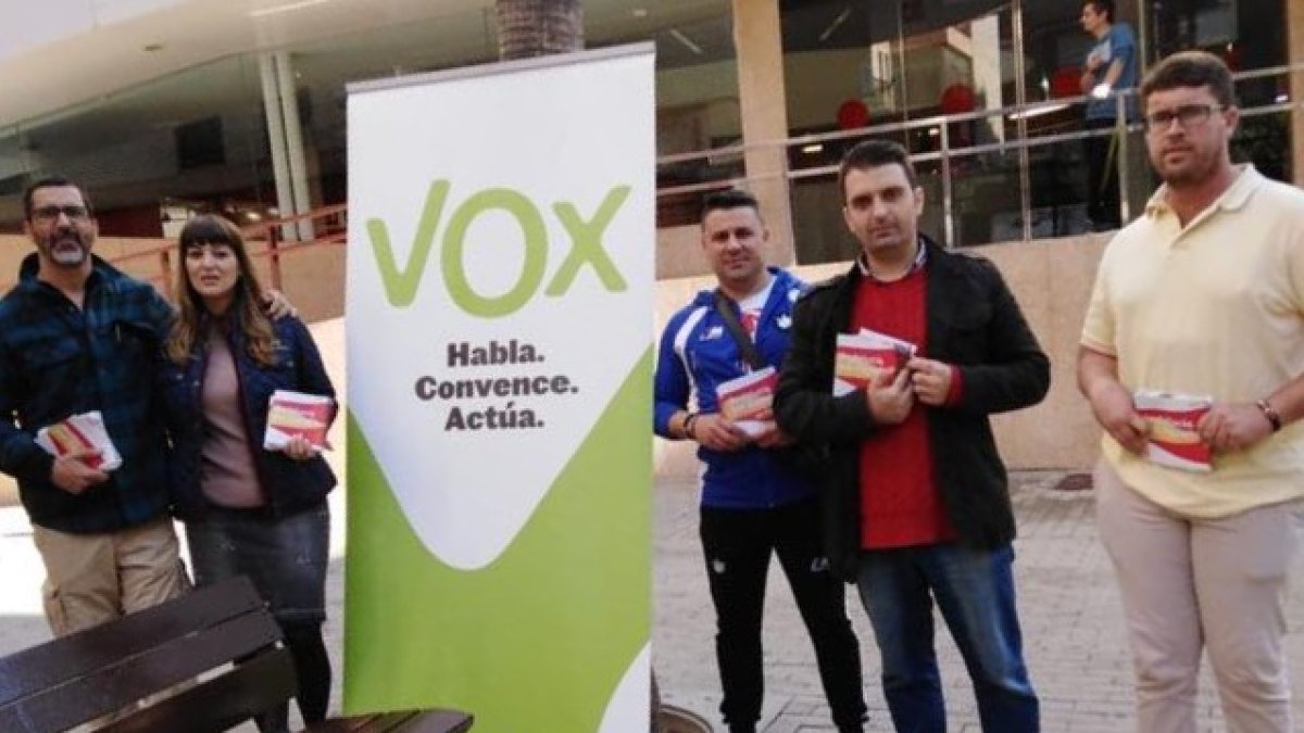 Miembros de VOX, en la campaña electoral en El Ejido.