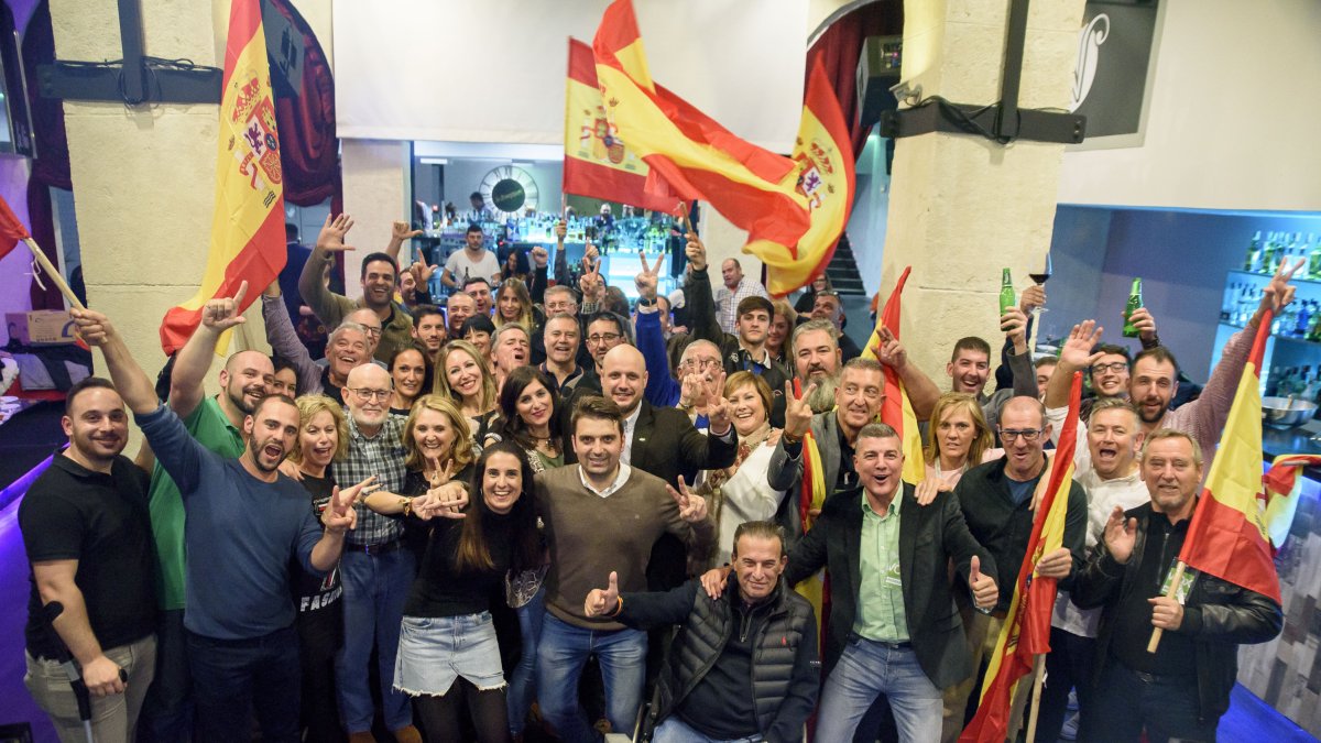 Dirigentes, militantes y simpatizantes de VOX en Almería, celebrando los resultados.