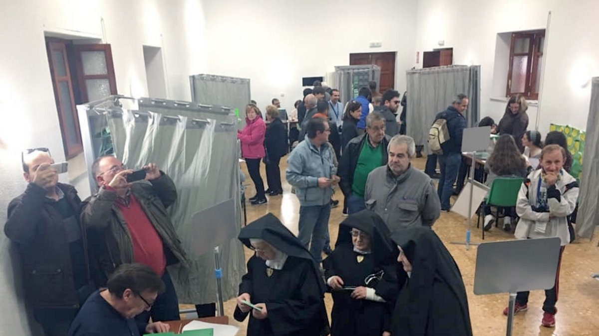 Monjas votando en el Colegio El Milagro, detrás Diego, Bautista, apoderado y atleta.