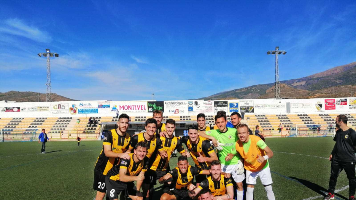 Los jugadores del Berja celebrando la victoria.