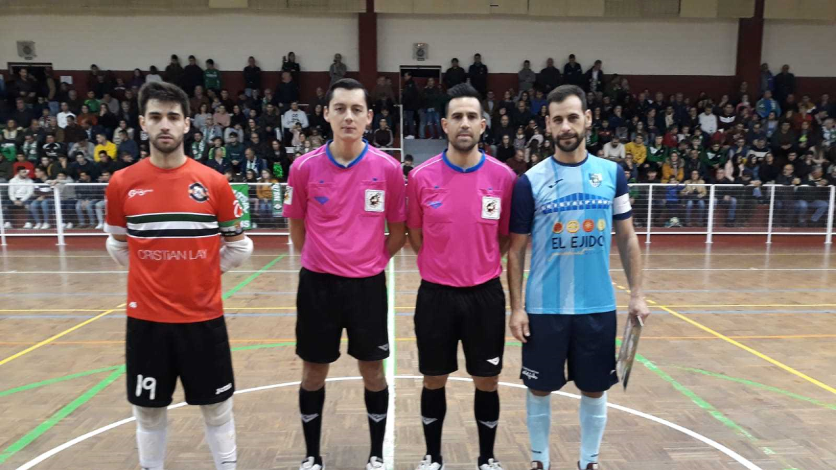 Los capitanes en el centro de la pista.