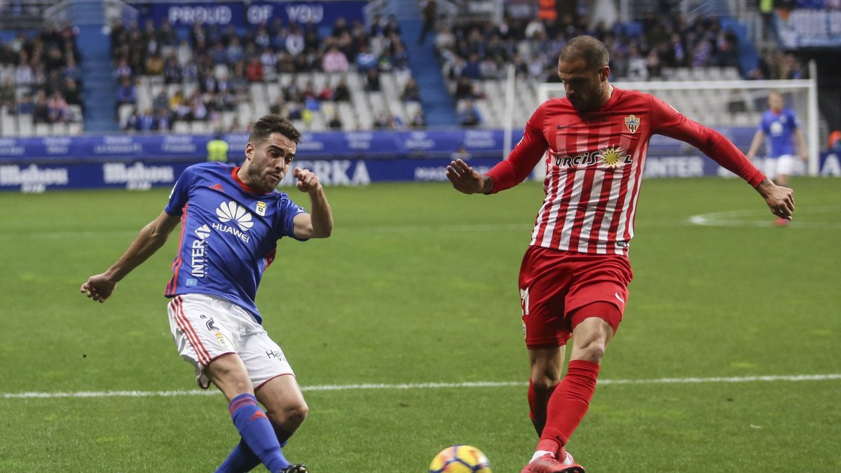 Nano en el Oviedo-Almería de la pasada Liga.