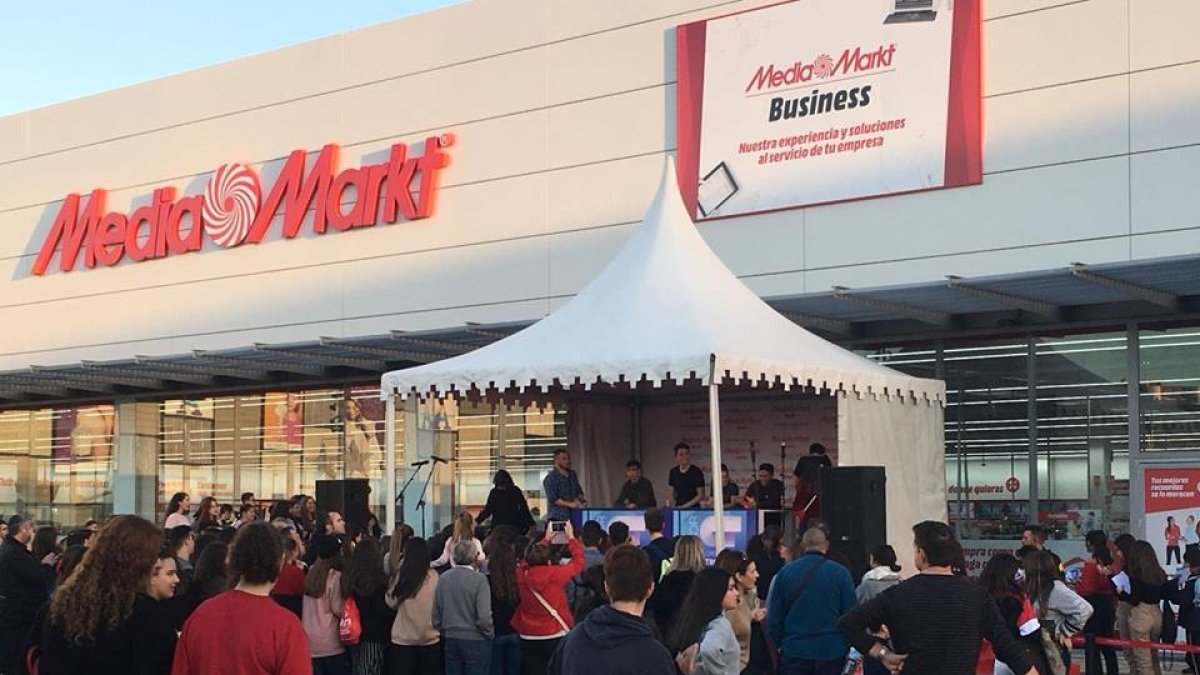 Los concursantes de Operación Triunfo firmando autógrafos.