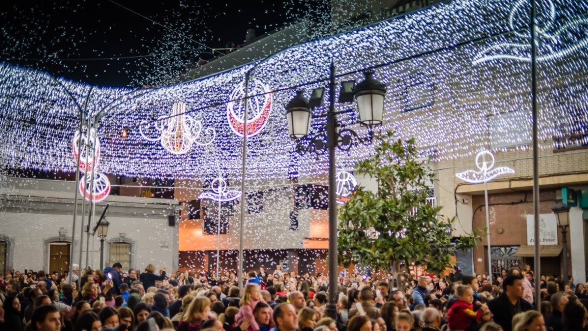 Tres mil personas asisten a la inauguración del alumbrado en la plaza de la Constitución.