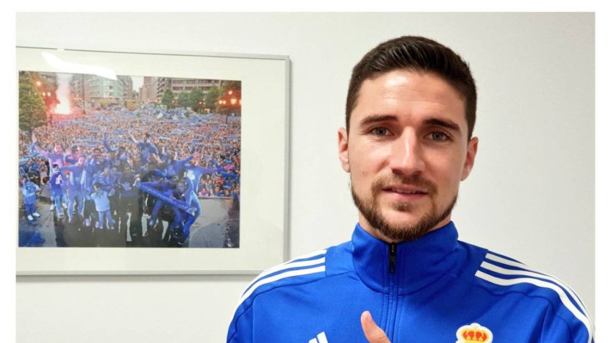 El nuevo jugador del Real Oviedo ya pasa con su nueva camiseta.