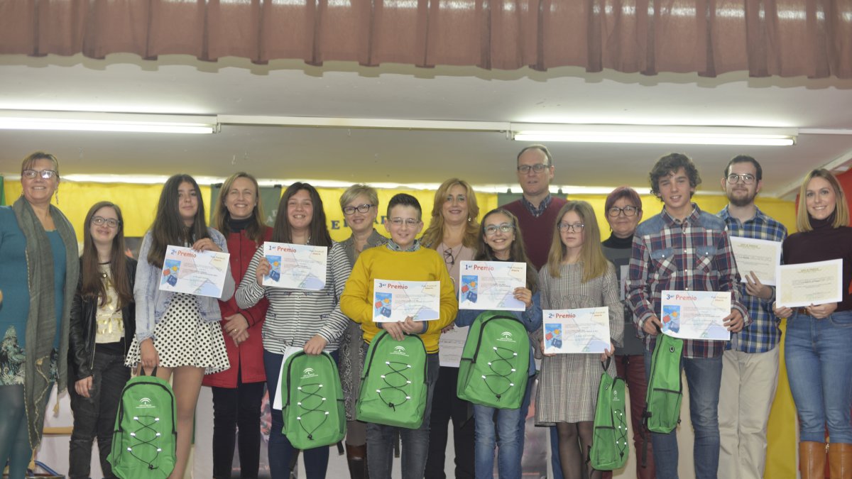 Premiados, autoridades y responsables de los centros premiados en el C.E.I.P. Adela Díaz.