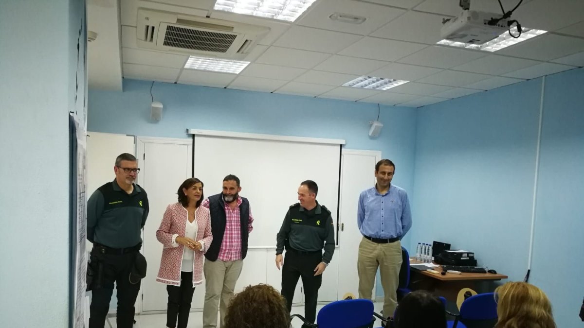 Guardia civil y técnicos de prevención han colaborado en la formación.