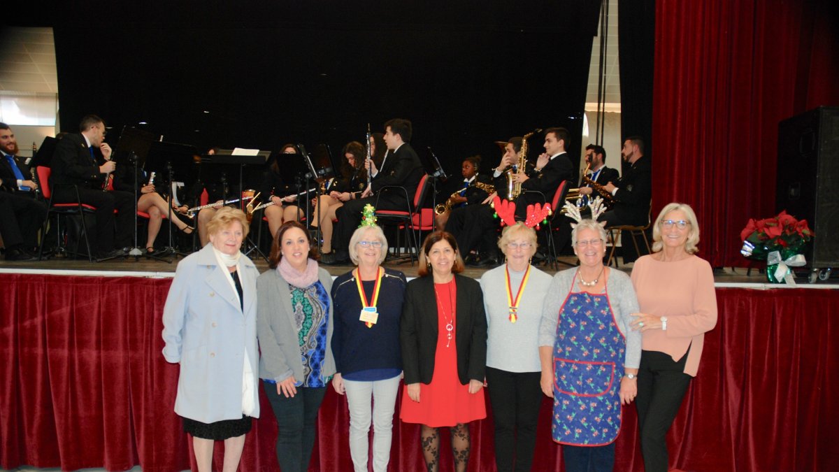 La alcaldesa de Mojácar (centro) con las miembros de ‘Damas de España’.