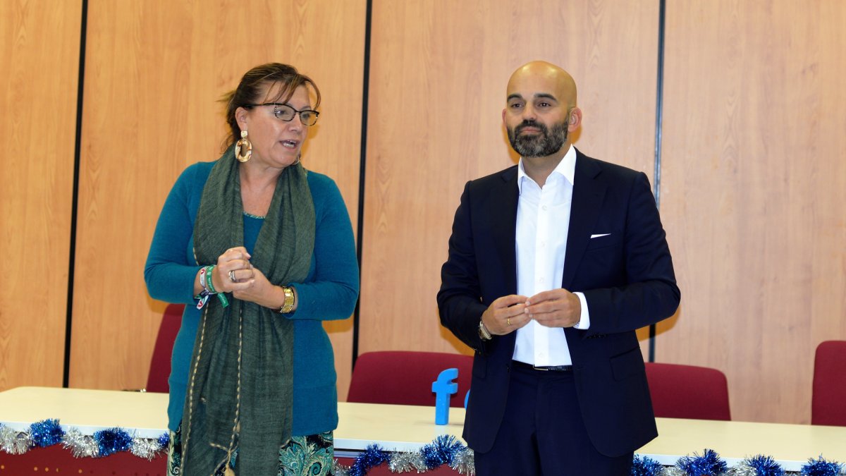 Laura Negrillo y Valentín Sola en el acto de bienvenida.