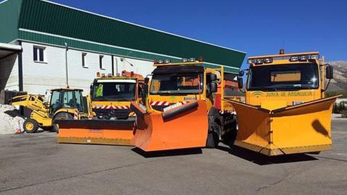 Máquinas quitanieves preparadas para actuar en las carreteras.