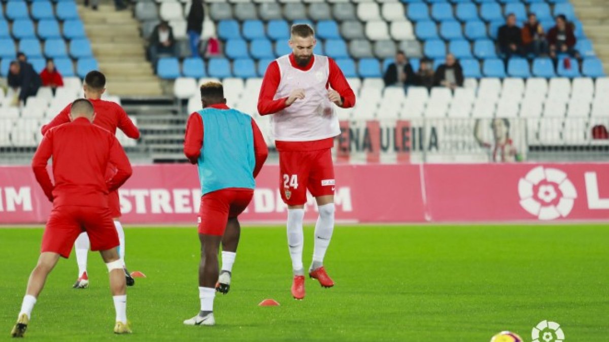 Saveljich durante el calentamiento previo al partido contra el Extremadura.