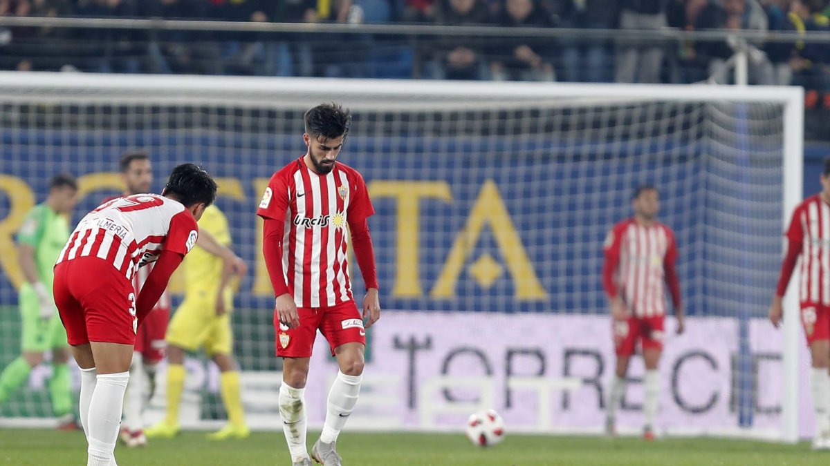 Cabizbajo Chema Núñez tras encajar otro gol.