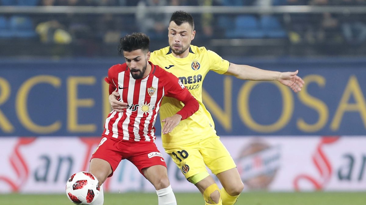 Chema Núñez en una jugada con Javi Fuego.