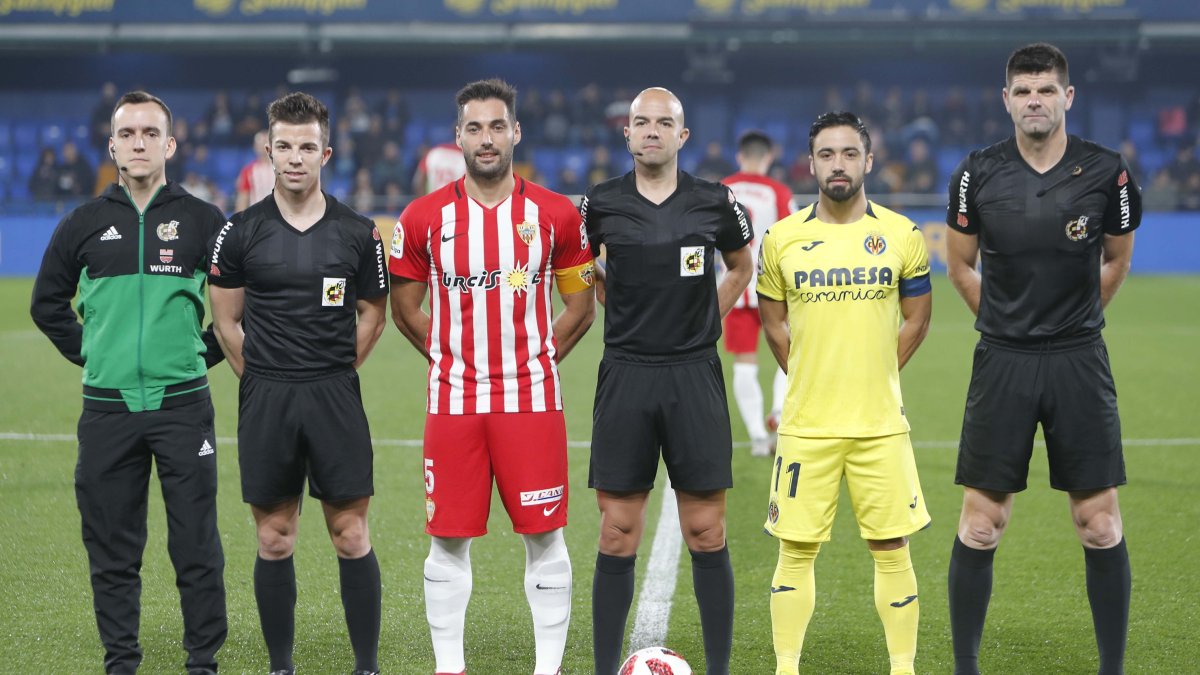 Ángel Trujillo con los colegiados y Jaume Costa antes del partido.