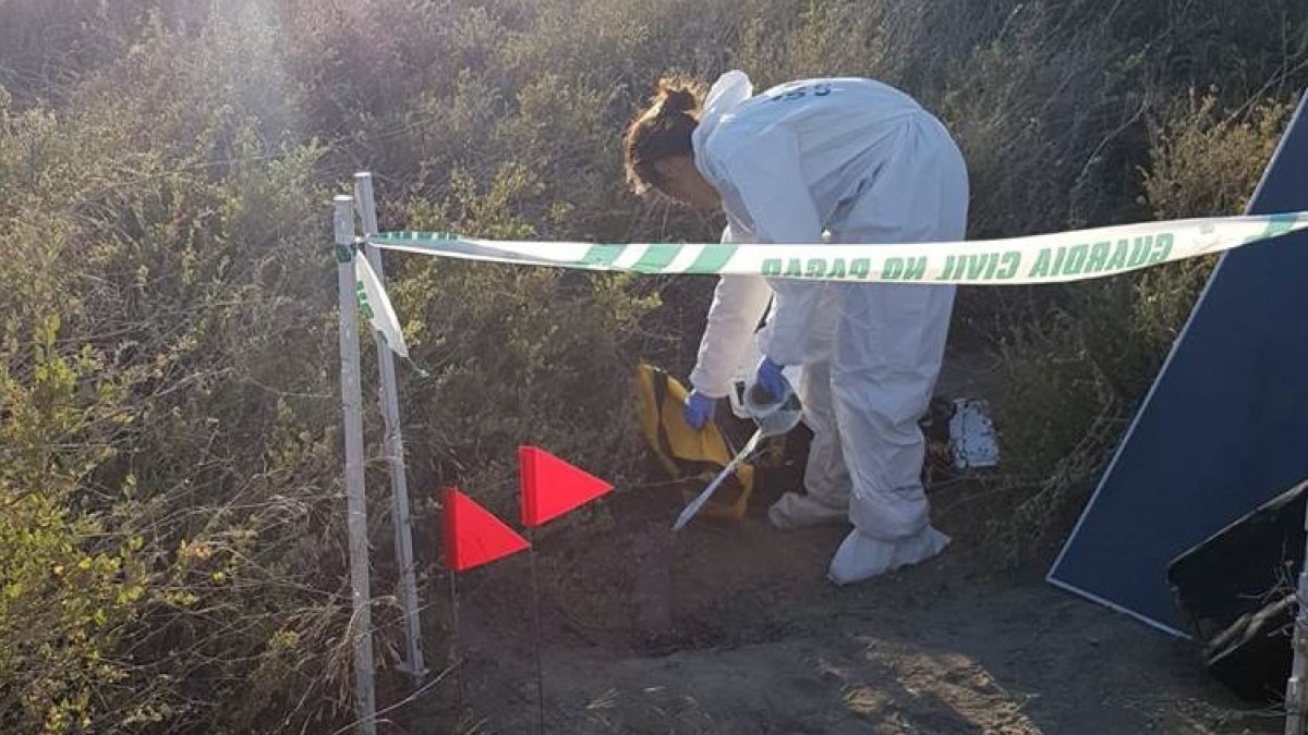Agentes de Criminalística exploran el lugar del hallazgo del cadáver, en las cercanías de la planta de El Bobar.
