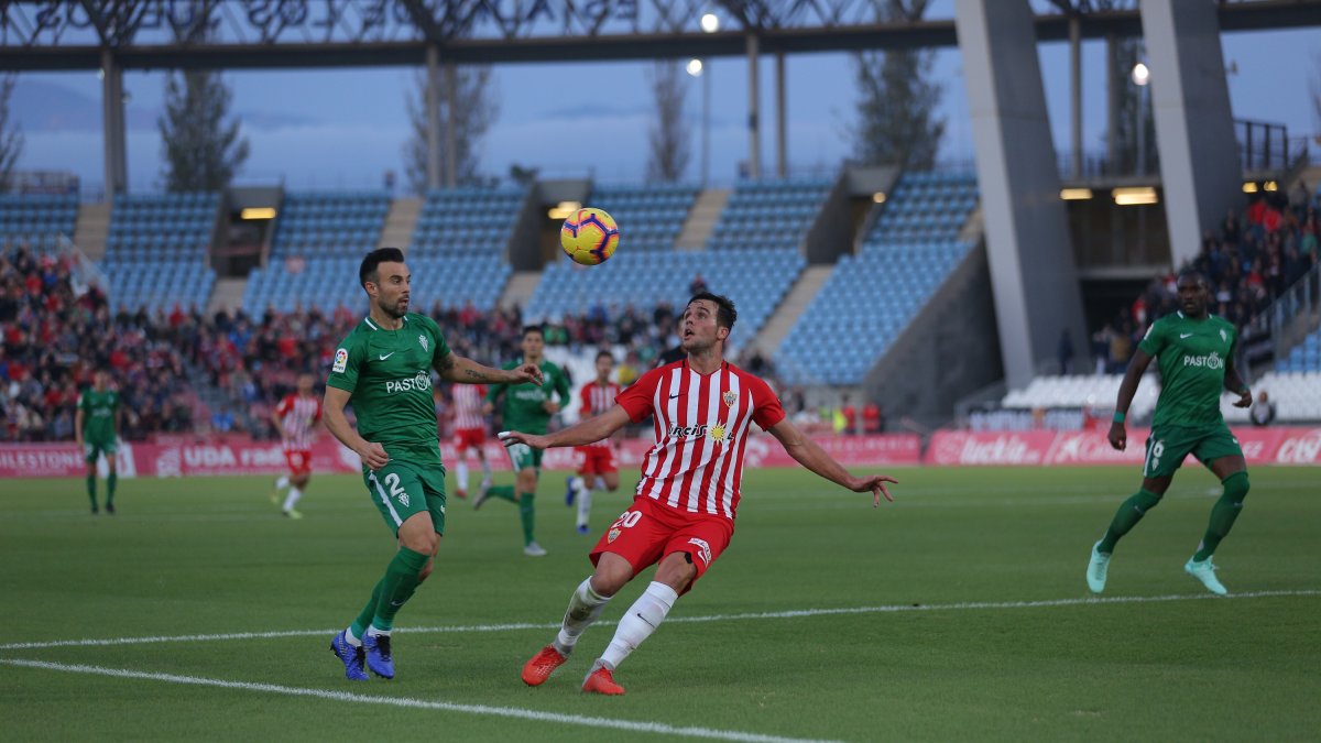 Álvaro Giménez en una jugada del partido ante el Sporting en el Estadio Mediterráneo.