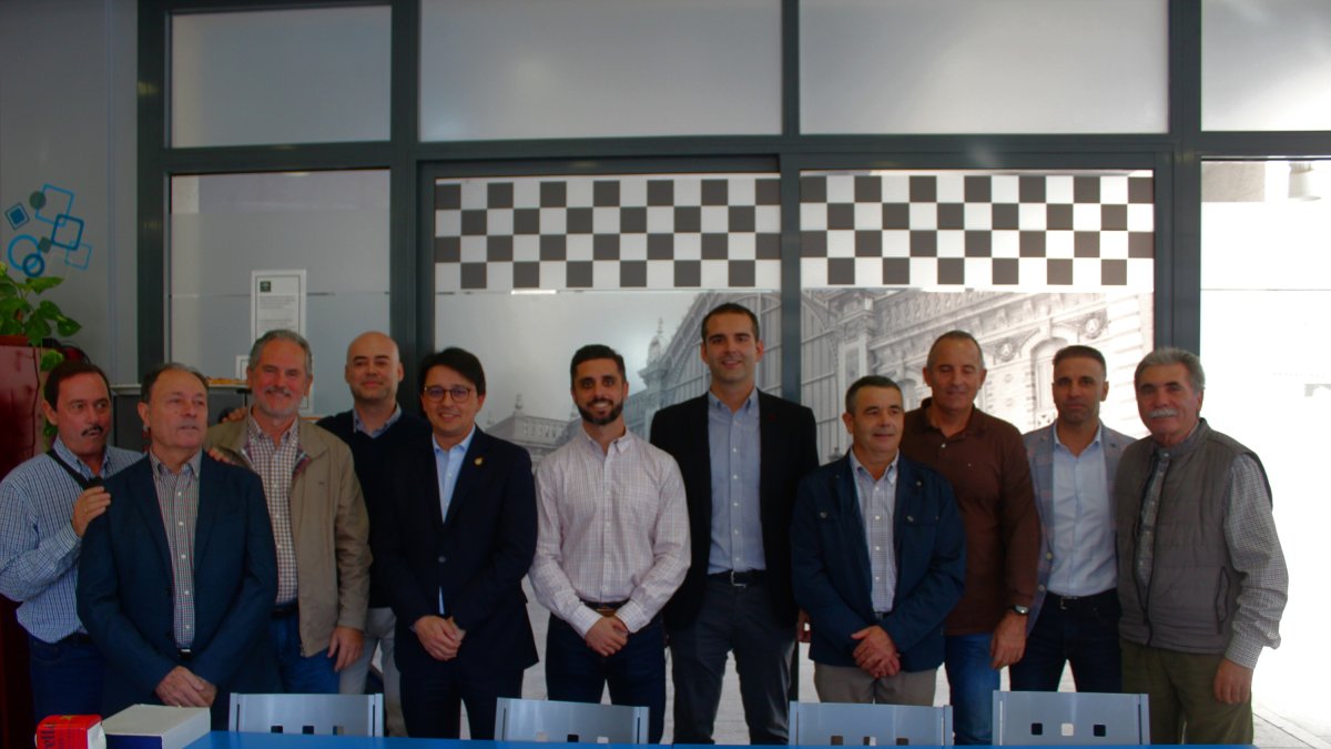 El alcalde y el concejal con el superintendente, el presidente de la Asociación, integrantes y homenajeados.