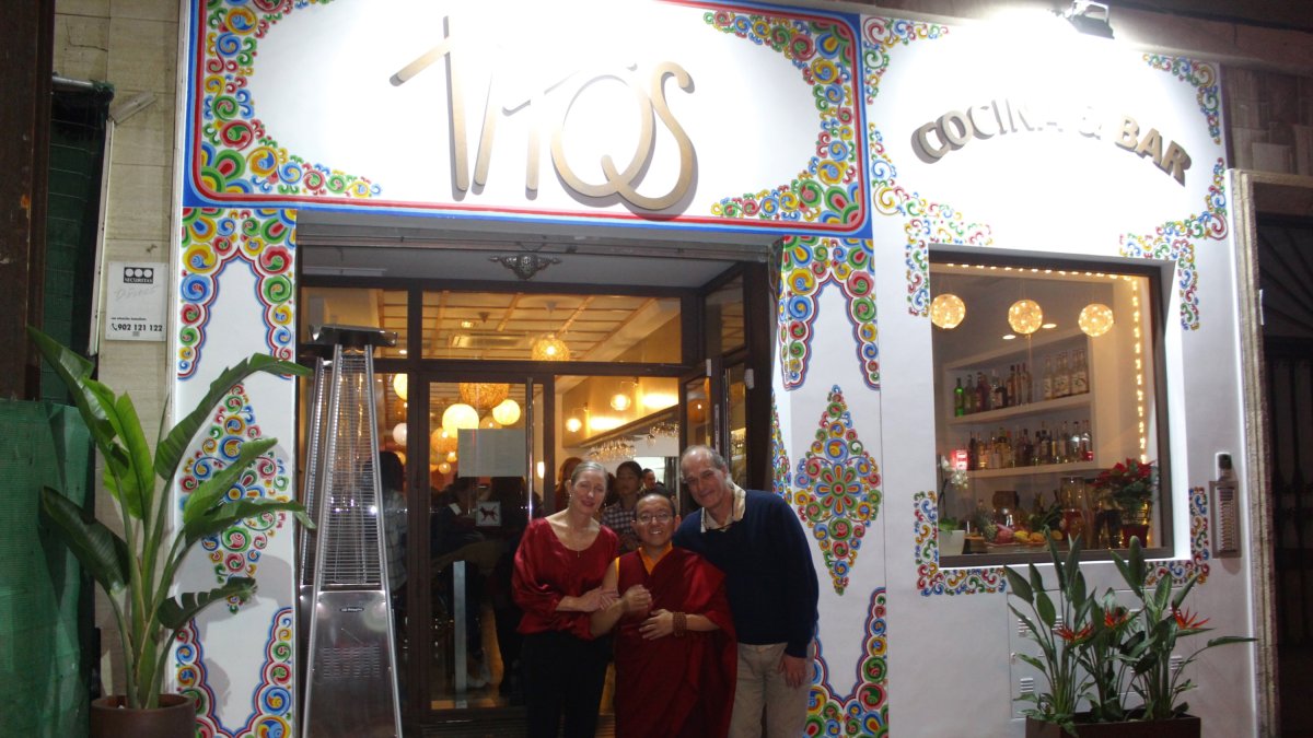 Tesni del Amo y Pablo Chacón junto al lama Dolpo Tulku Rinpoche.