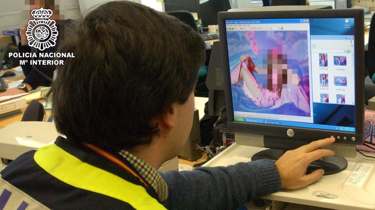 Un agente de la Policía Nacional en una investigación sobre delitos sexuales en la Red.