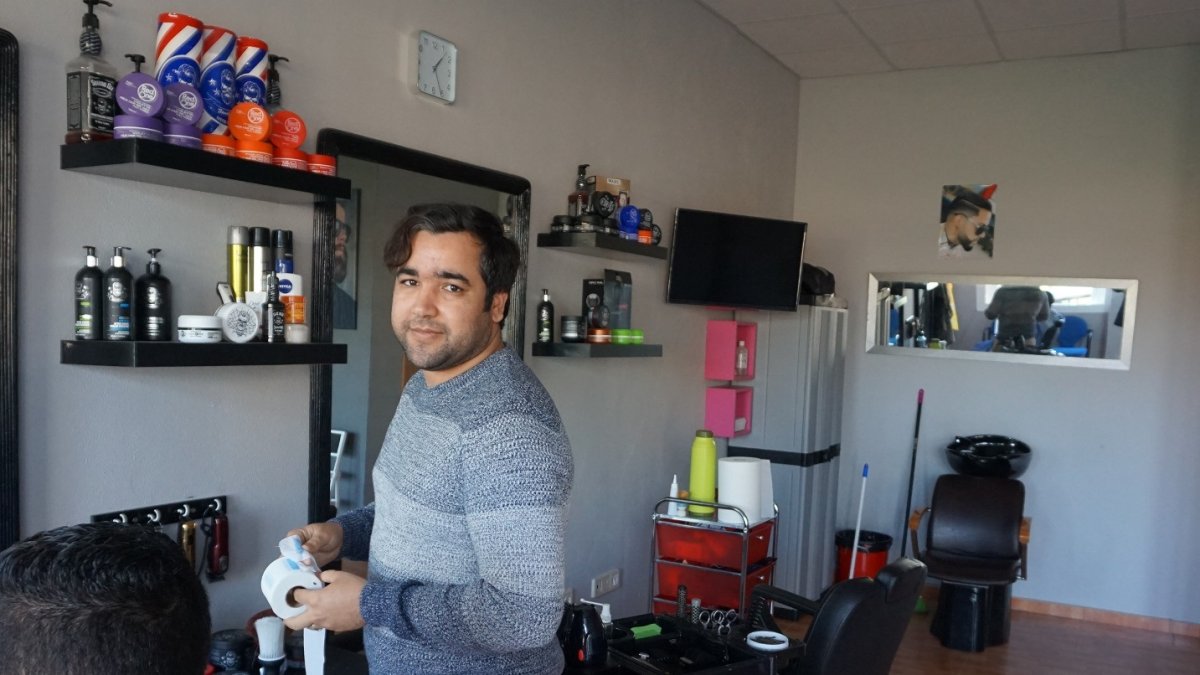 Mohammed Danoun mientras trabaja en su peluquería. Foto: Ricardo Alba