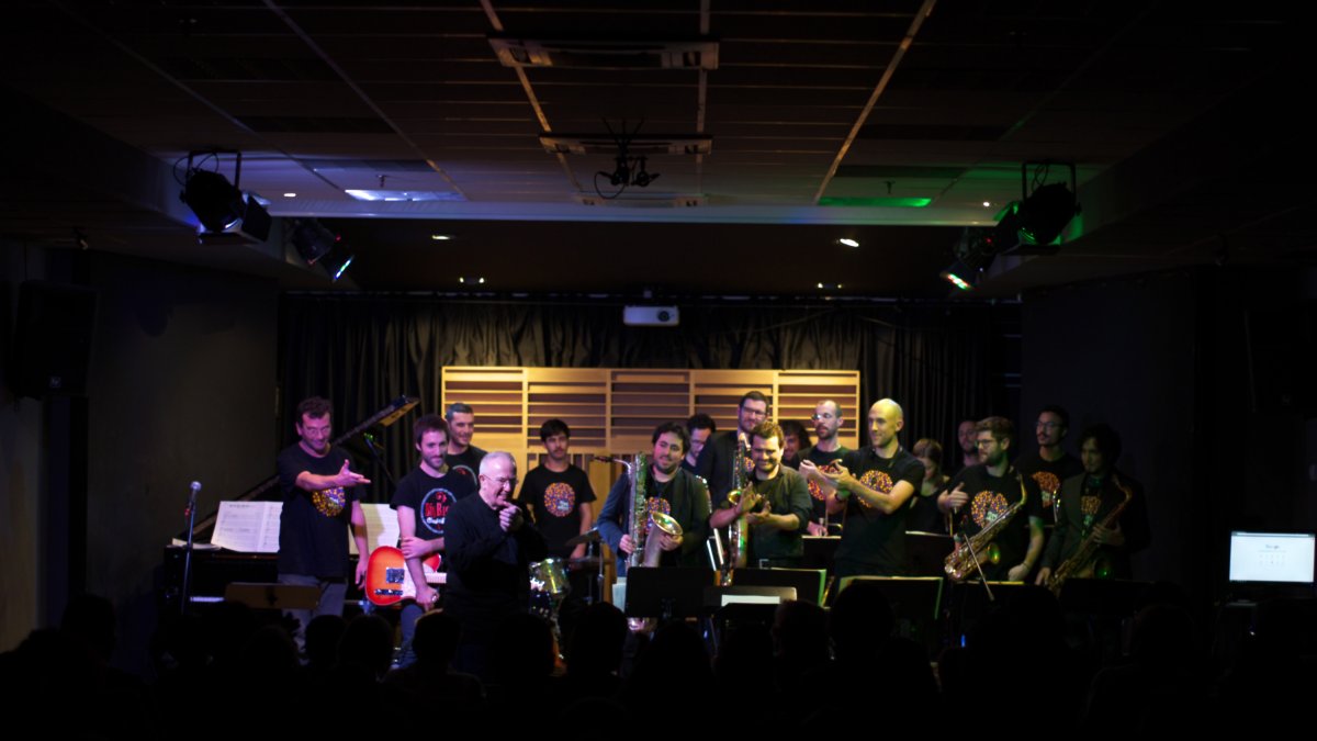 Mike Gibbs, en el Clasi, dirigiendo la Big Band.