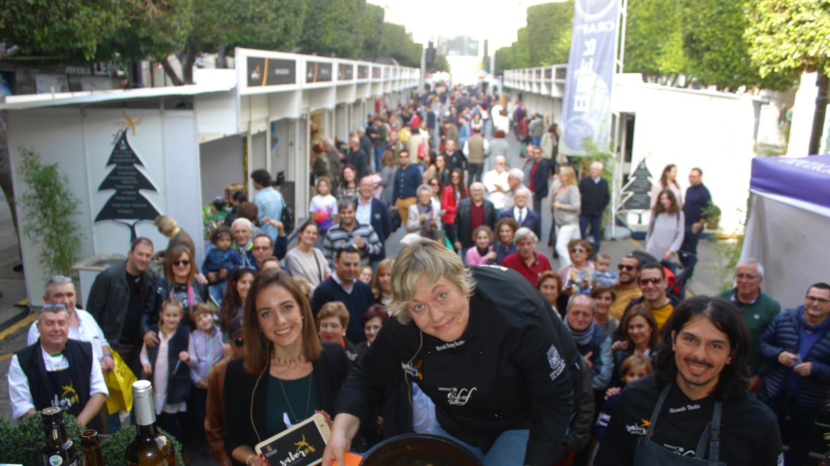 Tu Chef Talleres mostrando los fideos con pintarroja y gambas que realizaron sus chefs.