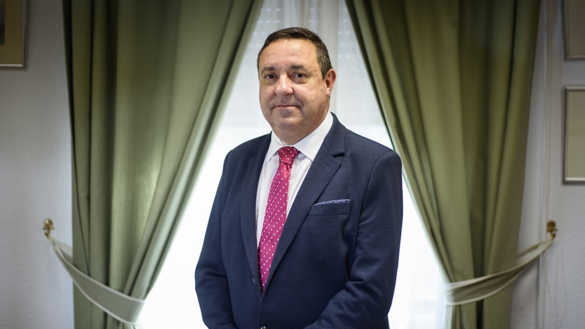 El magistrado Rafael García Laraña, fotografiado para la entrevista en el que ha sido su despacho de la Audiencia Provincial de Almería