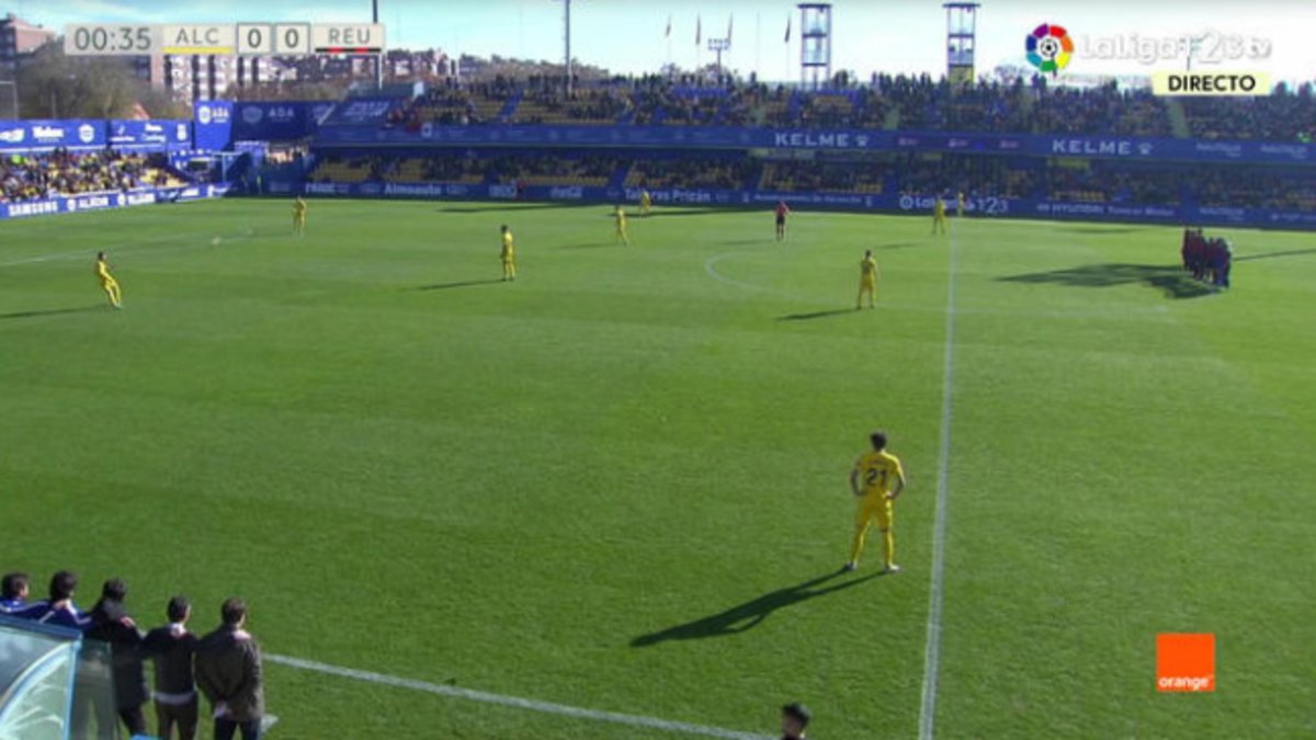 Los jugadores del Reus protestando en el campo del Alcorcón.