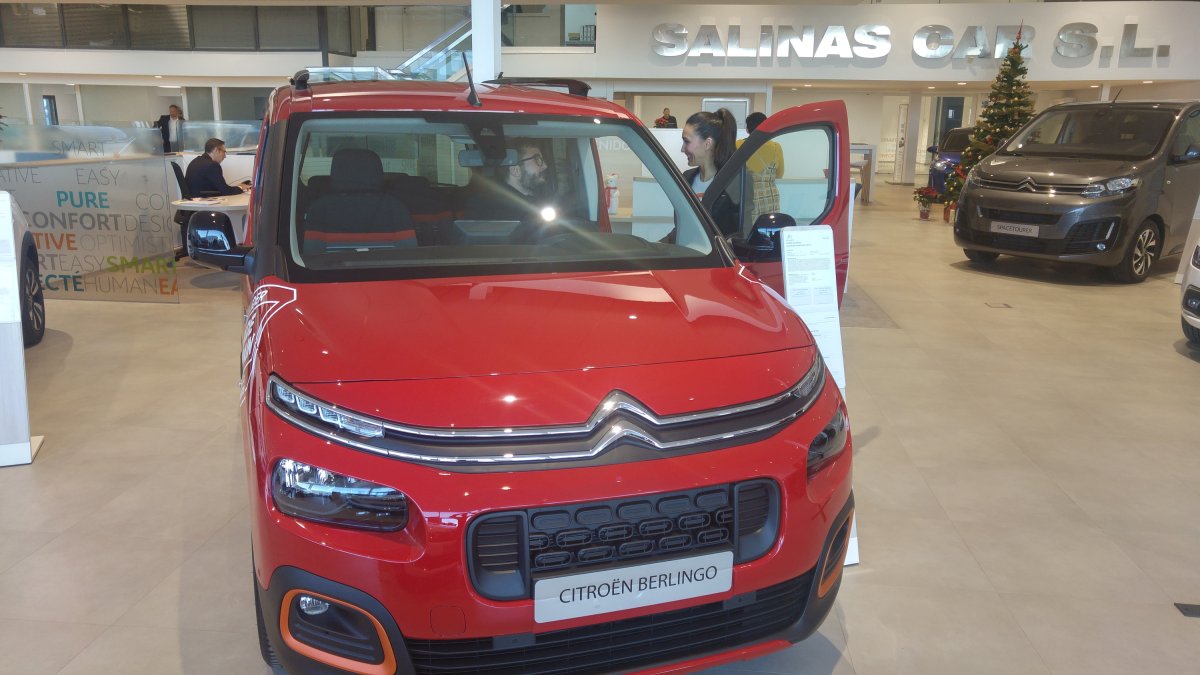 Estefanía, comercial de Salinas Car, muestra la nueva Berlingo a un cliente interesado.