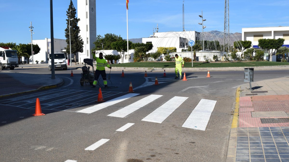 Trabajadores municipales llevando a cabo la señalización de las calles.