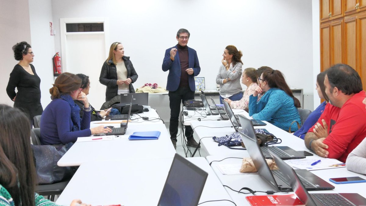 Visita del alcalde, Manuel Cortés, a los participantes en el curso formativo.