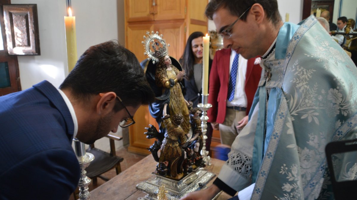 El reverendo A. J. M. Saldaña Martínez y miembros del Patronato del Saliente cambian la corona. Foto: Ginés ruiz