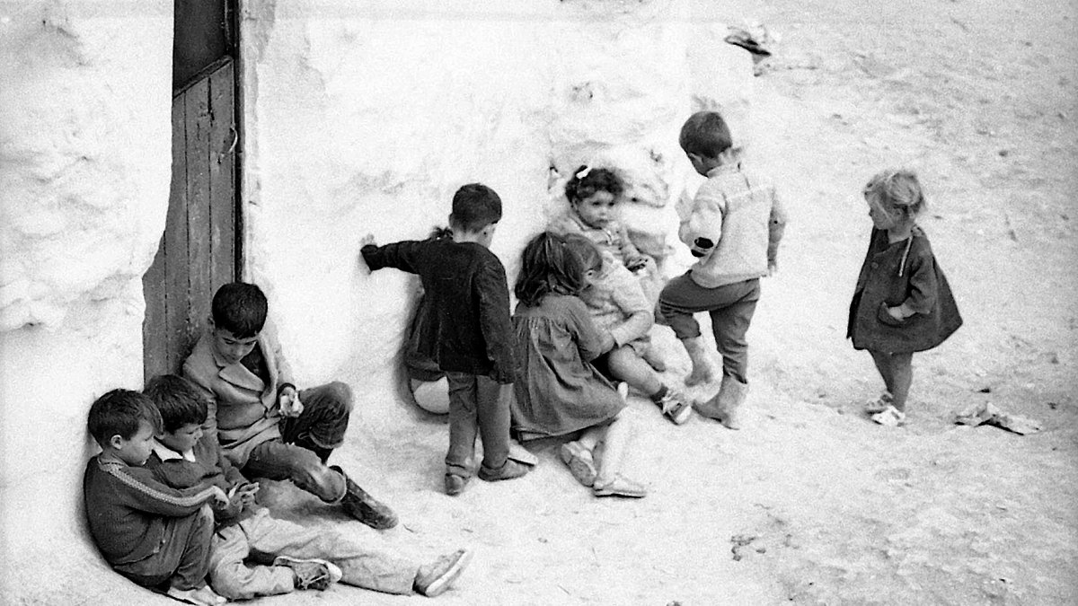 Niños del barrio de las Mellizas jugando con las estampas.